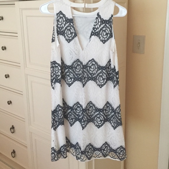 Francesca’s White and Navy Lace Dress - Picture 2 of 3